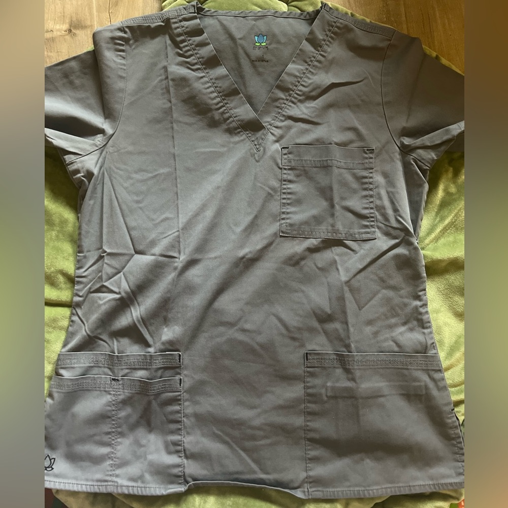 Maevn scrub set